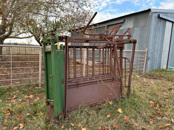 Squeeze Chute w/ Head Gate 1