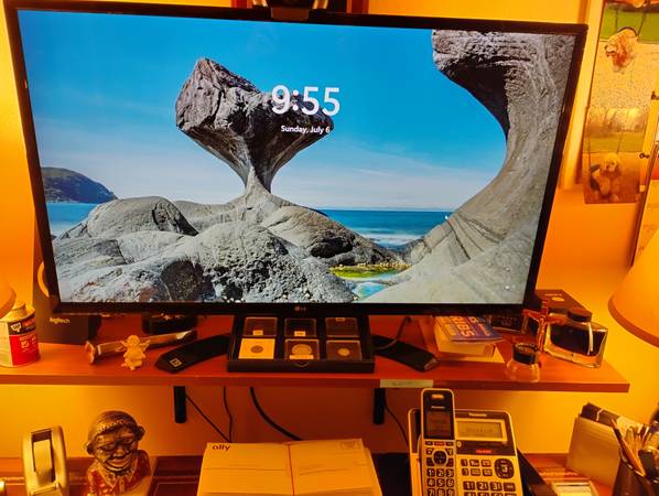 LG 32" ComputerMonitor 1