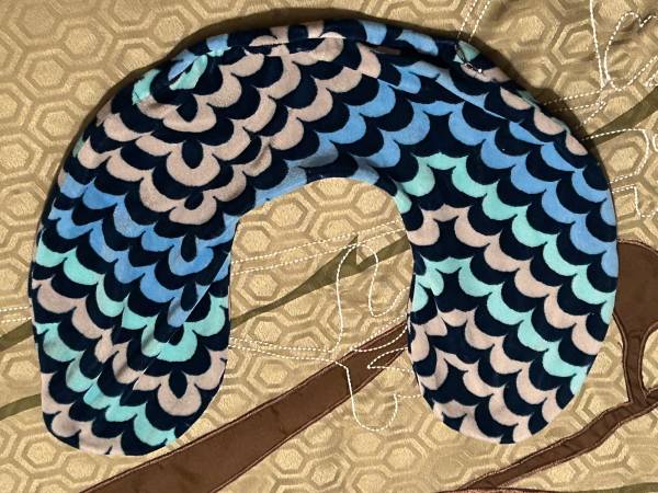 U shaped travel pillow 1