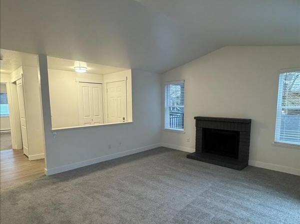 $2,167 / 2br - 922ft2 - Washer/Dryer, Vaulted Ceilings, Outdoor Swimming Pool, Pets Welcome64031134873985120