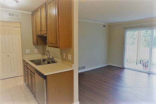 $925 / 1br - 563ft2 - Clean and Bright 1 Bedroom Entry Level Condo in Auburn Hills (Auburn Hills)63926726484482120