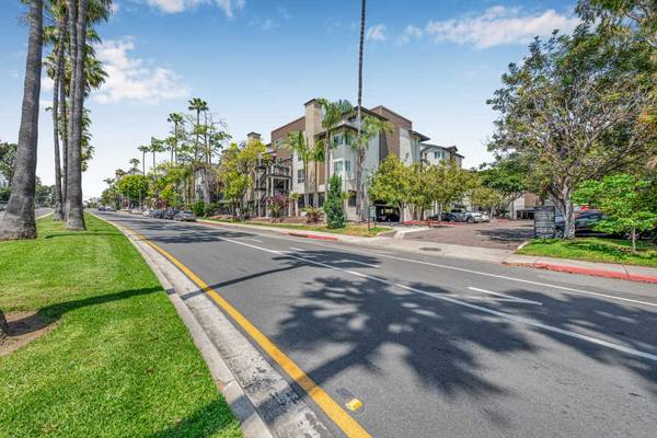 $3,501 / 2br - 1004ft2 - Aire acondicionado, techos altos, 2H/2B (3417 Lebon Dr, San Diego, CA)63845975570435123