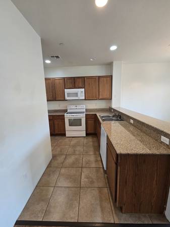 $1,889 / 3br - 1630ft2 - Moving soon?64018139130371120