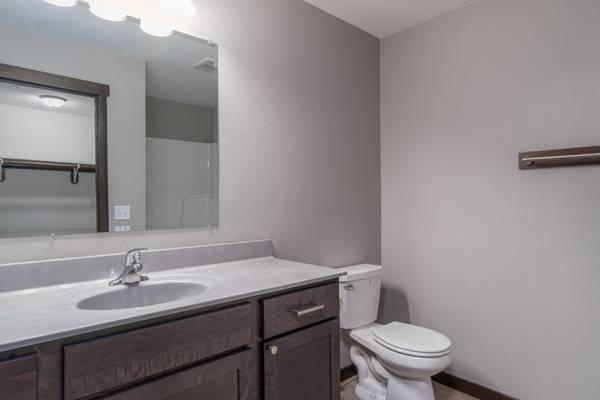 $1,295 / 2br - 1100ft2 - Available October 1st, Modern 2 Bedroom, 2 Full Bathroom with Garage (Chippewa Falls)63845961956995123