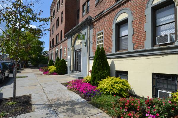 $995 Studio Apartment at Verona Plaza at 4715 Walnut St! Parking! (University City)63666762642817124