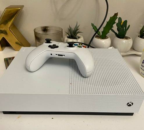 Xbox One S 1TB and controllers 1