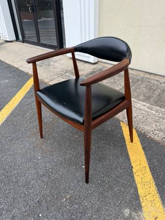 Sillón de teca y vinilo negro de mediados de siglo. - $895 (Burke)63471431892099123