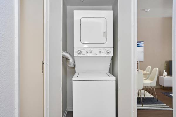 $1,949 / 1br - 652ft2 - 1bd 1ba, Designer Granite Countertops, Double Master Suites (930 Figuroa Terrace, Los Angeles, CA)63840115245953120