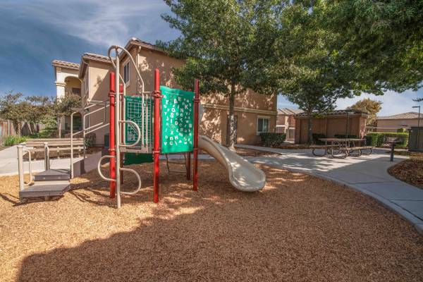 $1,469 / 4br - 1372ft2 - NOW AVAILABLE (Pixley)63809864907009124