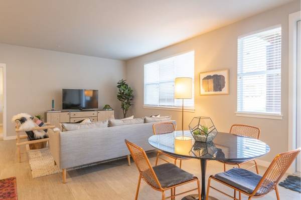 $2,977 / 3br - 1241ft2 - 3BD 2BA, senderos para bicicletas, ducha de pie (13285 Southwest Hawks Beard Street, Tigard, OR)63914853058563123