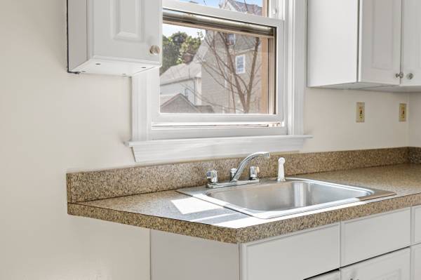 $2,195 / 2br - 900ft2 - 2 BD, 1.ª pl. apt, entrada privada, actualizado, cerca del centro (Wakefield)63690755385857123