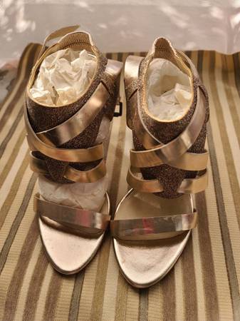 Vera Wang Lavender Sandals/Heels Gold Glitter 1