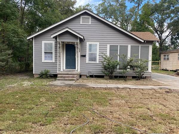 $700 / 3br - 1600ft2 - Super solid older 3/1 home was updated in 201963902942227075123