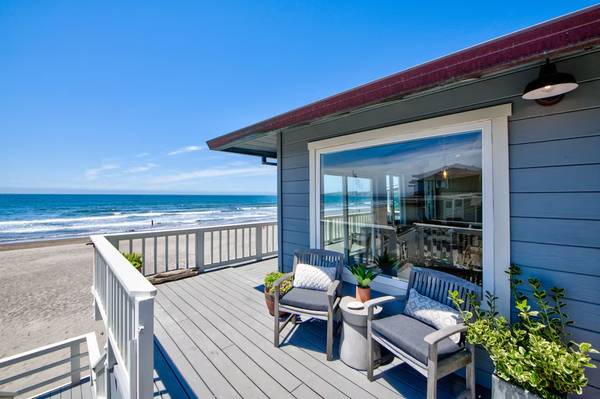 Oceanfront Beauty with views from every room 1