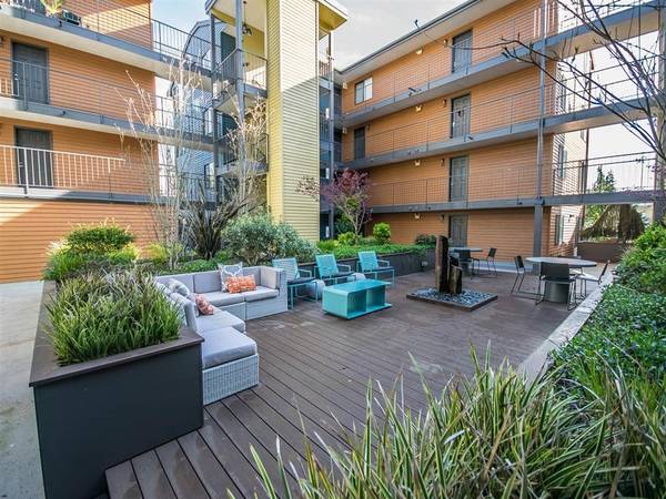 $1,925 / 2br - 816ft2 - Spacious Floor Plans, Courtyard Area, Washer/Dryer (13410 Greenwood Ave N, Seattle, WA)63688586611715124