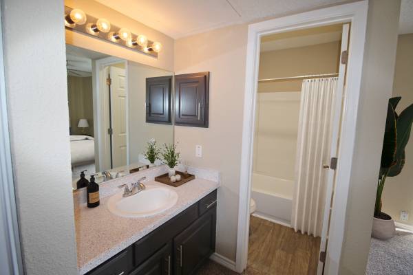 $995 / 1br - 520ft2 - Office and Maintenance Attendant (5951 Melody Lane Dallas, TX)63796257642499121