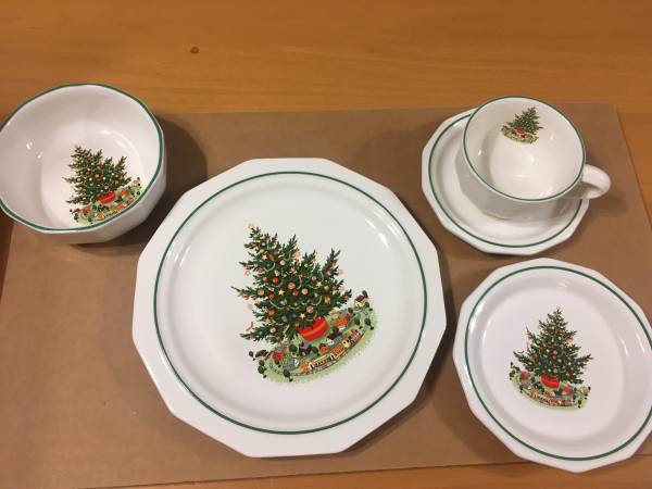 Pfaltzgraff Christmas Heritage Dinnerware 20 pc Set - Service for 4 1