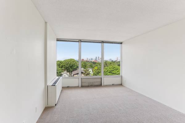 $1,345 / 1br - 750ft2 - NEWLY RENOVATED, TOP FLOOR: $500 off 1st mo. if lease starts by 11/1! (Prospect Park, Minneapolis)64003962094979121