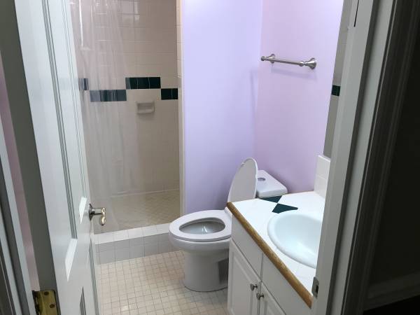 Habitación esquinera de $800 con estacionamiento asignado (Habitación 5) (SE Kenmore)63870756471171123