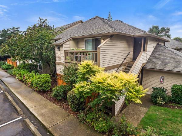 $1,679 / 2br - 800ft2 - Comfort and Community | First Month Rent FREE! | Parking & W/S/G FREE! (Clackamas Town Center)63820763285377121