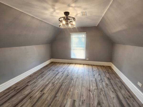 $1,300 / 1br - 575ft2 - 1 Dormitorio (Ático) Nivel Superior de un Dúplex, Todos los Servicios + Wifi Incluidos (Logan Square)63771197004033122