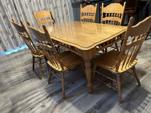 Solid oak dining table,coffee table and end tables 1