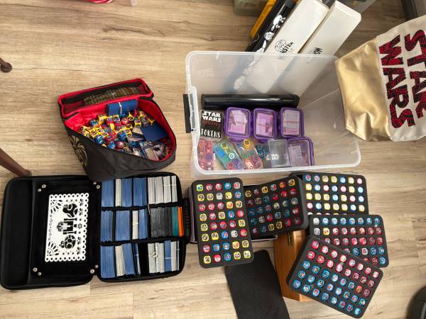 Colección de cartas y dados de Star Wars.