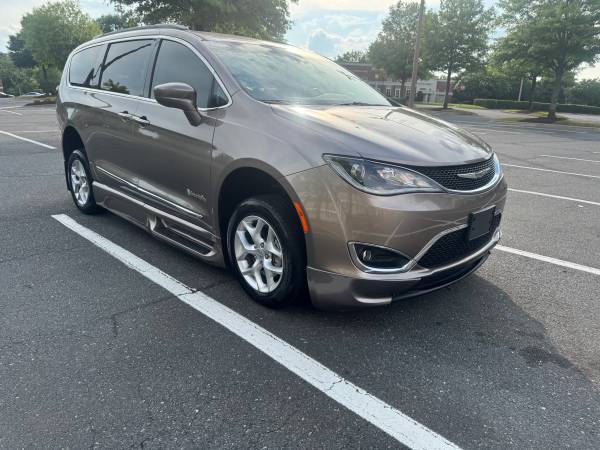 Fiat Chrysler Pacifica BraunAbility 2017 accesible para sillas de ruedas/personas con discapacidad - $36,50063617454001665122