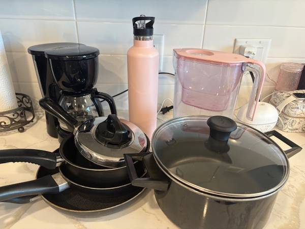 Selling as a set all these pots and pans 1