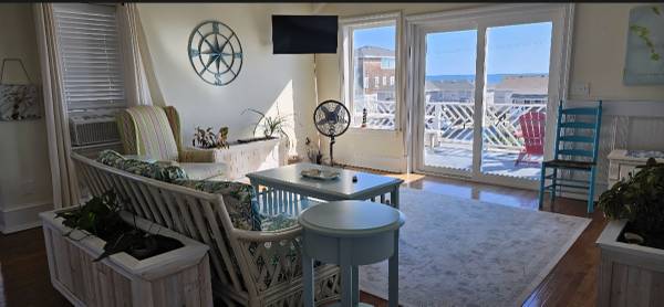 $1,400 / 1br - Top floor apartment for winter rental 1400 (Kill Devil Hills)63862070031875120