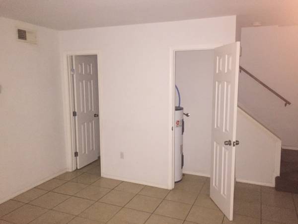$1,100 / 2br - Large 2 Bedroom Near the Lake Available Now (7700 Downman Rd)63903420608643123