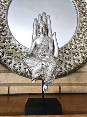 Estatua escultura de arte única de mano de Buda plateada con soporte - $100 (Auburn)63471460674689122