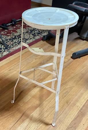 Classic bottled water stand 1