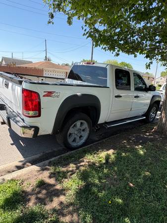 2010 gmc sierra - $4,800 (OBO Blue island)63618891376641121