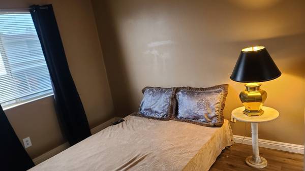 $1,450 / 2br - 950ft2 - 2 BR-1 BA - CONDO AMUEBLADO - GARAJE - lavadora/secadora en unidad - autobús ucsd (La Jolla Colony)63775411473537123