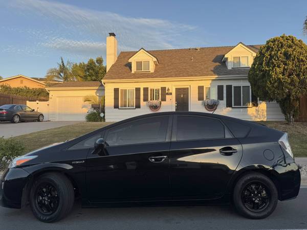 2015 Toyota Prius III 4 cilindros híbrido 50 MPG Muy confiable *Venta por mudanza* - $7,777 (Tierrasanta)63470058837635123