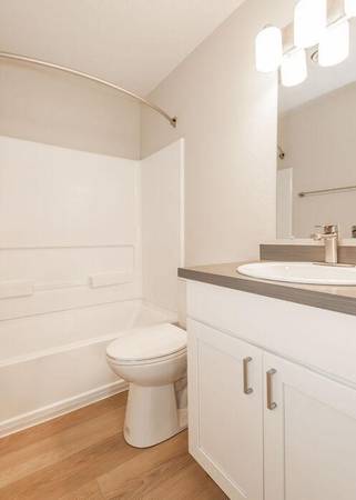 $1,657 / 2br - 828ft2 - Wood-Style Laminate Flooring*, Detached Garage*, Paw Spa - Pet Wash (2700 w powell blvd)63842024708355121