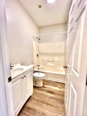 $2,325 / 3br - 1250ft2 - Apartamento de 3 habitaciones recién renovado con estacionamiento fuera de la calle, recién pintado cerca de Umass Lowell So (Lowell)64034777501315123