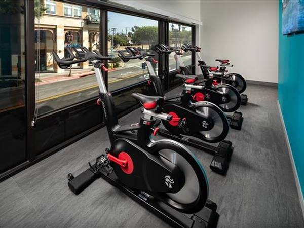 $4,789 / 2br - 1173ft2 - Accesorios de Iluminación Contemporáneos, Sala Vista con Impresionantes Vistas al Océano (Downtown Oceanside)63657326975235124