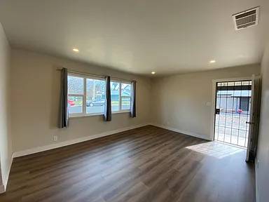 $1,050 / 2br - Remodeled 2 bedroom/1 bath duplex! (CA)64011321217794120