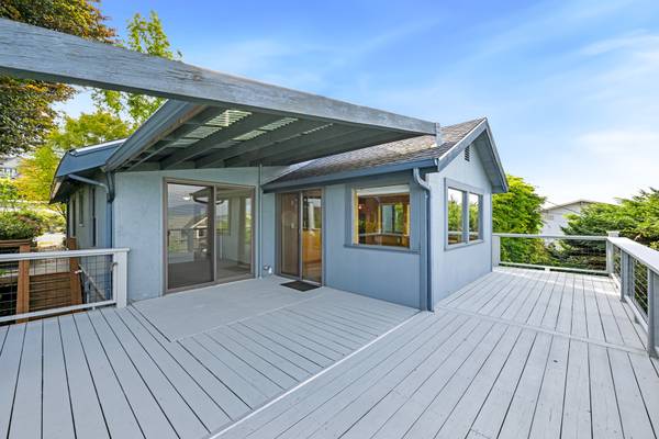 $3,000 / 2br - 1536ft2 - Charming 2-Bdrm Home with Stunning Water Views near Historic Downtown (Bellingham)63920958932354123