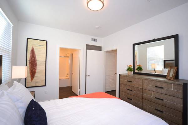 $2,750 / 2br - Vinyl Plank Hardwood Flooring, In-Unit Washer/Dryer, Lush Landscaping (Thousand Oaks)63800735385217121