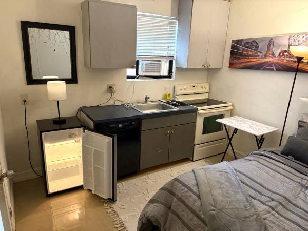 $895 / 1 habitación - ¡Habitación privada con cocina privada en alquiler! (North Miami Beach)63379638939907124