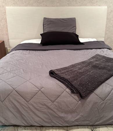 Room Essentials 4-Piece Reversible Comforter Set, Black/Gray, Twin/XL 1