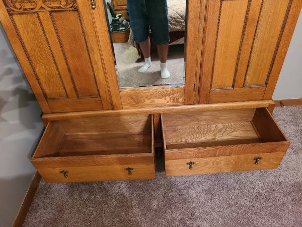 Armario de roble antiguo - $1.000 (Cedar Rapids)63435617578753122