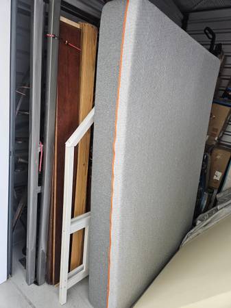 Queen memory foam mattress 10" thick like new 1