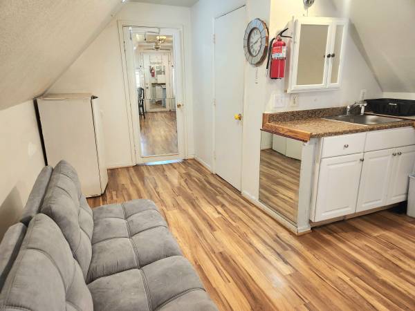 $1,100 / 1br - 1 bedroom 1 Bath In-Laws apartment including Utilities (sterling)64040197046531121