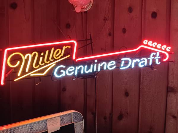 MILLER GENUINE DRAFT NEON LIGHT 1