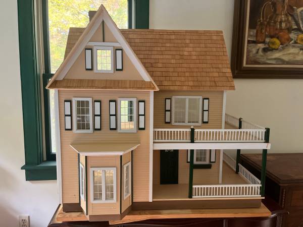 Beautiful dollhouse handmade 1