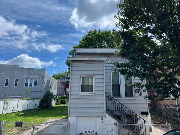 $599,000 / 2br - ID:(1912) Casa renovada de 2 habitaciones en Pelham Bay Manor (Bronx)63689717802753120